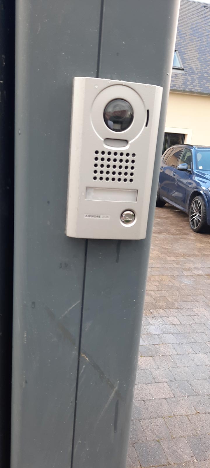 Installation visiophone Aiphone sur portail - Contrôle d'accès et interphone vidéo par DHOME Automatisme électricien Cloyes-les-Trois-Rivières