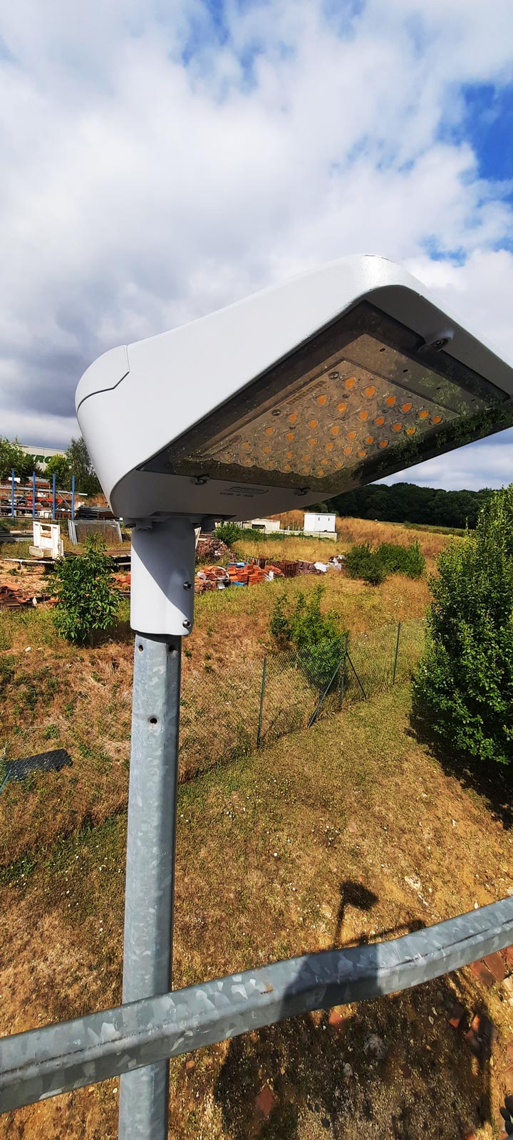 Installation luminaire LED extérieur éclairage parking et voirie - Électricien DHOME Automatisme spécialiste éclairage extérieur