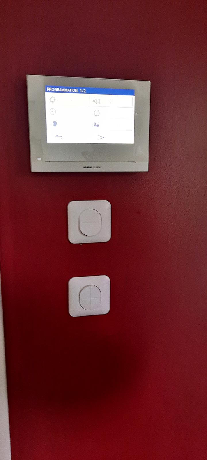 Moniteur intérieur visiophone Aiphone tactile avec interrupteurs Legrand - Installation domotique DHOME Automatisme Cloyes-les-Trois-Rivières